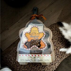 Indulge Cast Iron Gingerbread Man Cookie Mold Skillet NEW in Package 2013